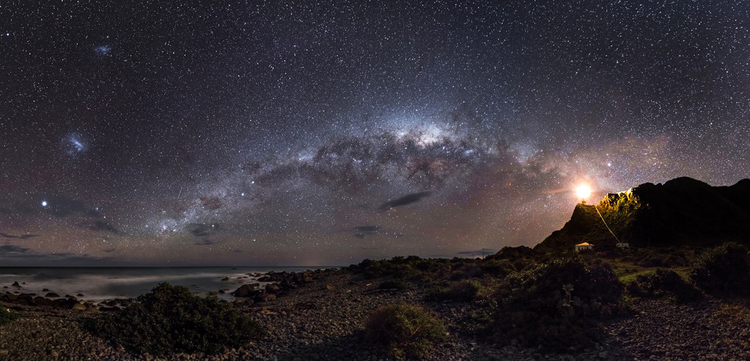 Zwycięzca kategorii "Earth and Space"
"Guiding Light to the Stars", fot. Mark Gee (Australia)


Spektakularny widok nieba południowego z wybrzeża Nowej Zelandii - centrum Drogi Mlecznej i jej satelickie galaktyki Obłoki Magellana. Najjaśniejsze punktowe światło  to latarnia morska na przylądku Palliser. 

Sprzęt: Canon 5D Mark III, 24 mm, f/2,8, ISO 3200, 30 s